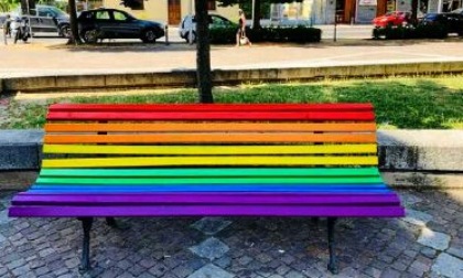 A Bosconero inaugurata la panchina arcobaleno