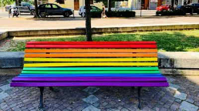 A Bosconero inaugurata la panchina arcobaleno