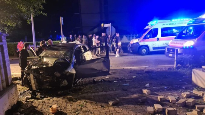 Schianto a Borgofranco, muore una donna, feriti tre ragazzi, uno è grave