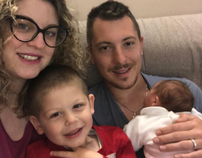 Adele ha fretta di nascere e viene al mondo in casa aiutata dal papà