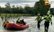 I nostri Vigili del fuoco impegnati in Romagna portano in salvo donna dializzata | FOTO e VIDEO