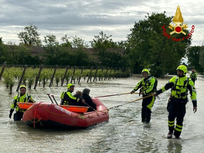 I nostri Vigili del fuoco impegnati in Romagna portano in salvo donna dializzata | FOTO e VIDEO