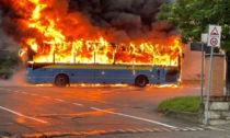Autobus in fiamme a Borgofranco