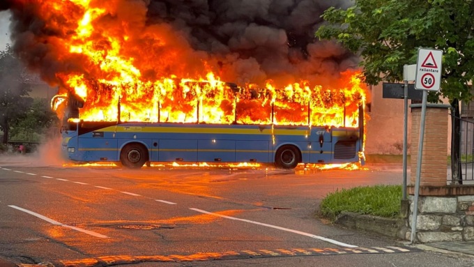 Autobus in fiamme a Borgofranco