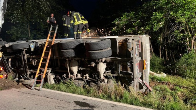 Camion ribaltato e recuperato dai Vigili del Fuoco
