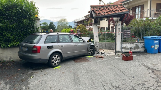 Auto contro un cancello, schianto a Rivarolo