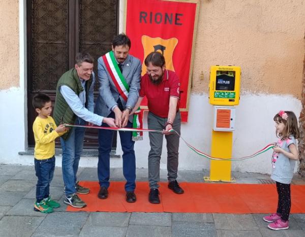 Nuovo defibrillatore pubblico, un dono fatto «con il cuore»