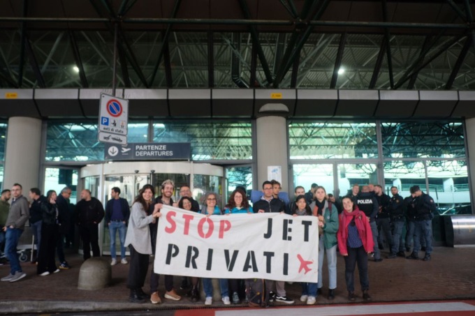 Caselle: Attivisti climatici fermati e circondati all’aeroporto dei jet privati