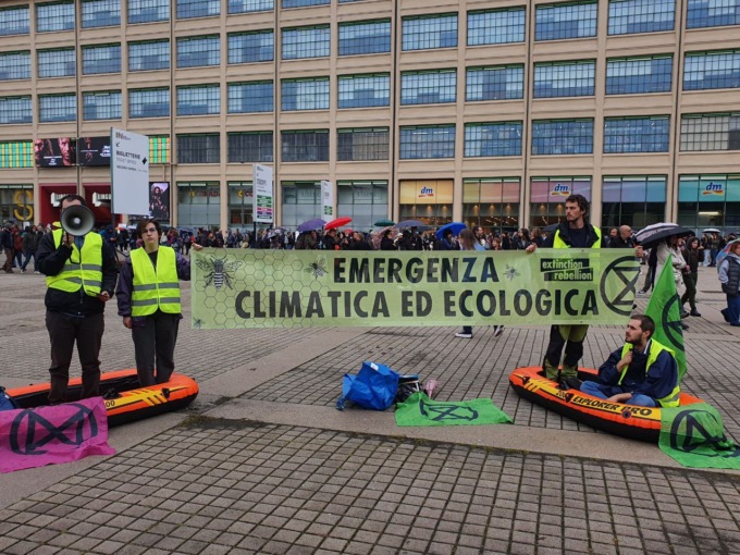 Attivisti in canotto al Salone del Libro