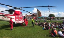 A San Maurizio atterra l'elicottero dei Vigili del Fuoco: gli applausi dei bambini