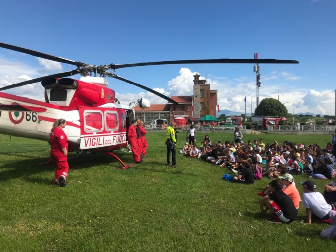 A San Maurizio atterra l’elicottero dei Vigili del Fuoco: gli applausi dei bambini