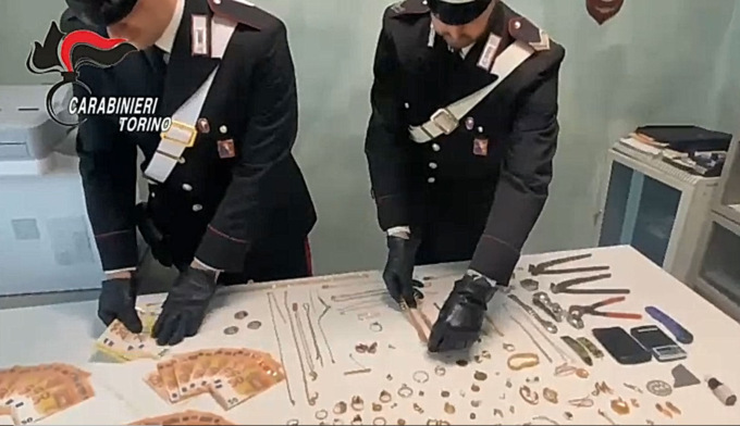 Carabinieri sequestrano centinaia di monili d’oro di dubbia provenienza: si cercano i proprietari
