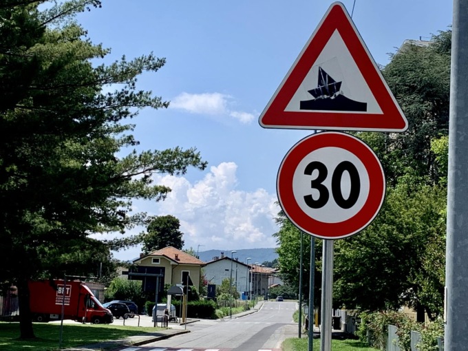 A Cascinette cambiano i cartelli stradali… AAA Banksy cercasi