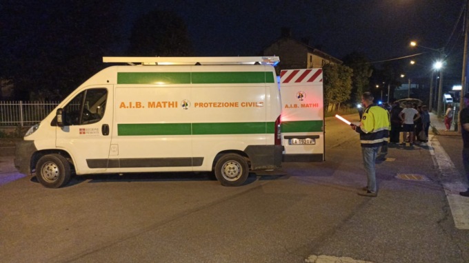 L’auto non fa lo stop e colpisce la moto che finisce su una vettura parcheggiata