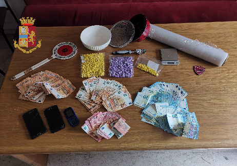 Droga nei calzini e 5.000 euro nell’armadio