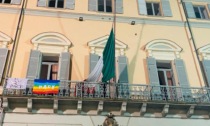 Lutto nazionale per i funerali di Berlusconi, polemica a Ivrea