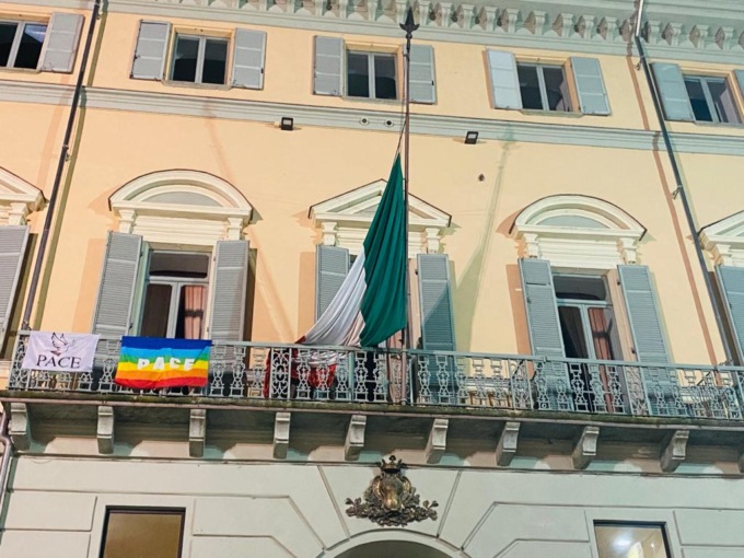 Lutto nazionale per i funerali di Berlusconi, polemica a Ivrea