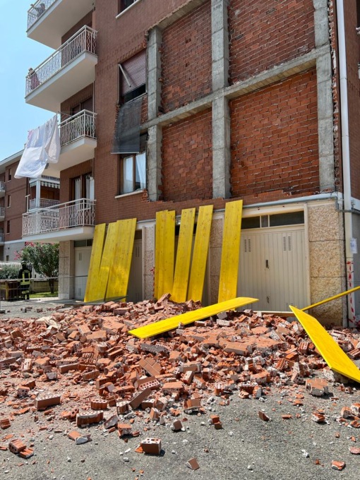 Crolla parte della facciata di una palazzina a Ciriè
