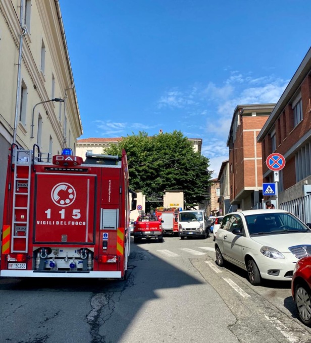 Dà in escandescenza e lancia bottiglie di vetro contro i passanti
