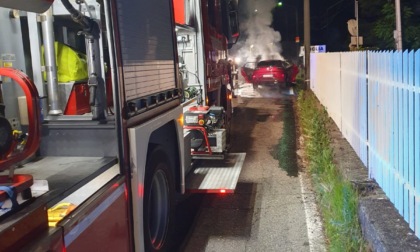 Auto prende fuoco a Lanzo in frazione Oviglia | FOTO