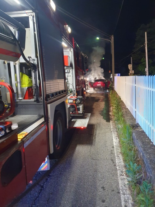 Auto prende fuoco a Lanzo in frazione Oviglia | FOTO