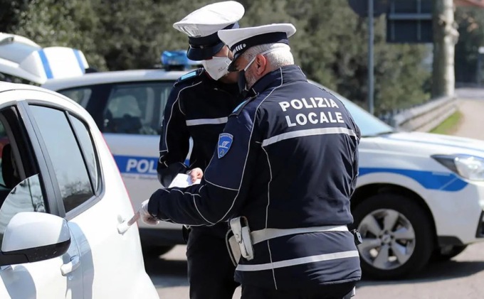 In contromano con l’auto, fermato ha ammesso: «Sono senza patente da 52 anni»