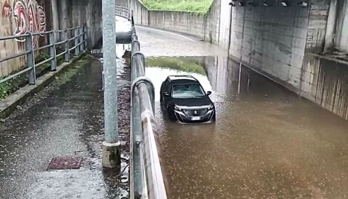 Sottopasso di Feletto allagato, auto rimane bloccata