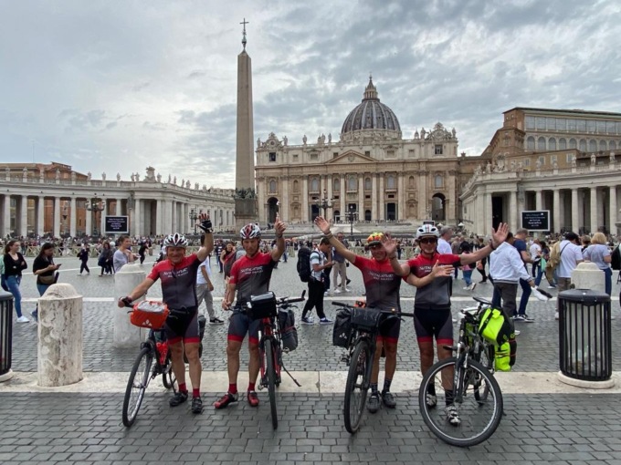 Dal Canavese quasi 1000 chilometri pedalando fino a Roma per mantenere fede a una promessa