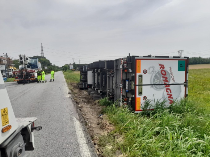Camion si ribalta e finisce fuori strada