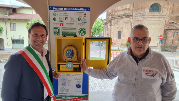 A Volpiano un nuovo defibrillatore sotto i portici del municipio