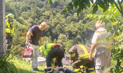 Mezzenile: fuori strada con l'auto, sfonda il guard rail e piomba nel cortile di una abitazione