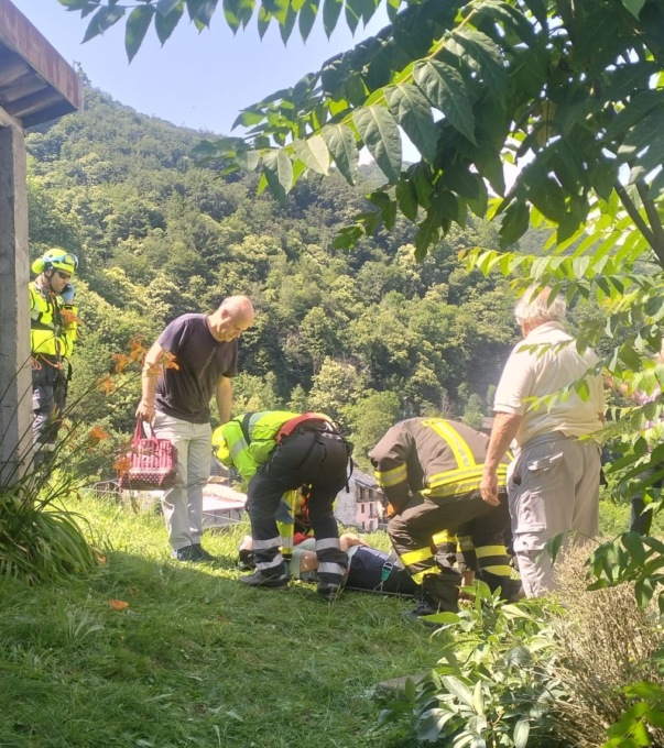 Mezzenile: fuori strada con l’auto, sfonda il guard rail e piomba nel cortile di una abitazione
