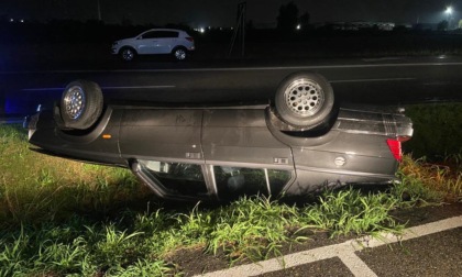 Incidente nella notte a Volpiano, auto esce di strada e si ribalta