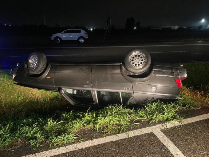 Incidente nella notte a Volpiano, auto esce di strada e si ribalta