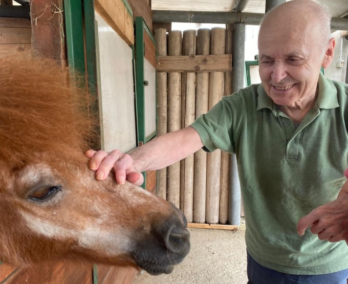 Gita in maneggio per i nonni della casa di riposo di Piverone: un incontro in mezzo alla natura