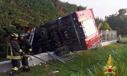 Camion dei Vigili del Fuoco fuori strada, l'autista non ce l'ha fatta | AGGIORNAMENTO