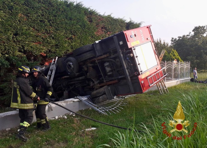Camion dei Vigili del Fuoco fuori strada, l’autista non ce l’ha fatta | AGGIORNAMENTO