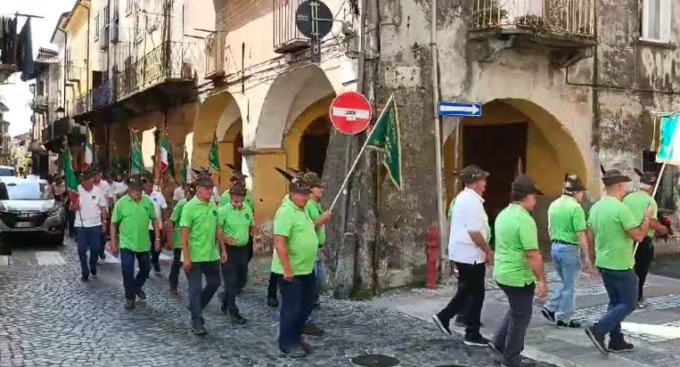 Gli alpini di Cuorgné in festa per le vie della città