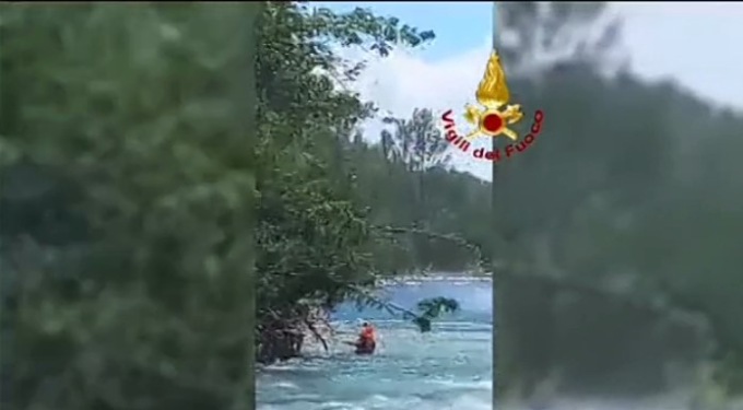 Salvano una ragazza bloccata nelle acque del fiume a Caselle Torinese