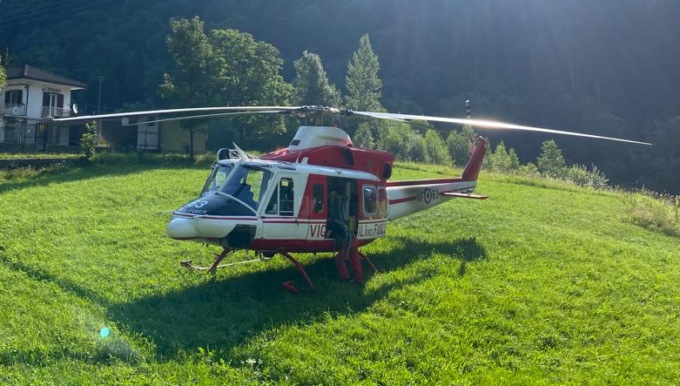 Punto da api operaio rimane bloccato su un traliccio