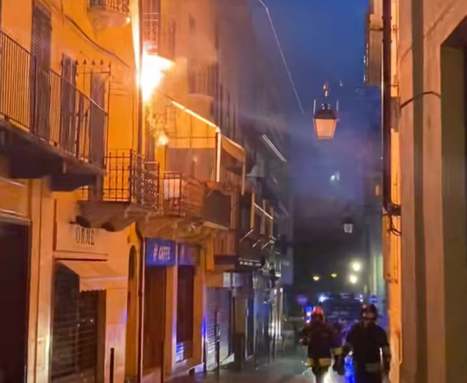 Cavo della corrente danneggiato in centro a Cuorgnè, fiamme e intervento dei Vigili del fuoco