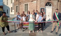 Inaugurata la panchina arcobaleno per dire «no» alle discriminazioni