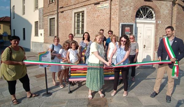Inaugurata la panchina arcobaleno per dire «no» alle discriminazioni