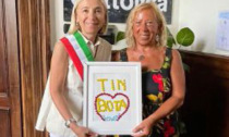 Da Leini dona un quadro con le tessere di mosaico a Cattolica: "Tin bota"