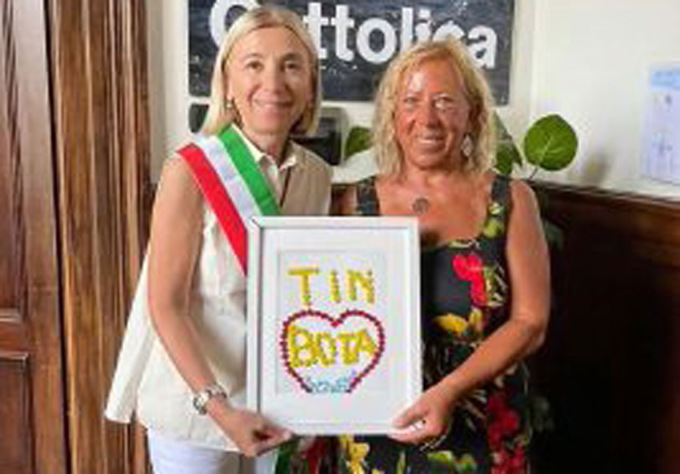 Da Leini dona un quadro con le tessere di mosaico a Cattolica: “Tin bota”