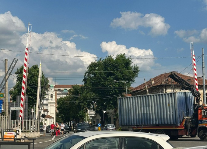 Camion tocca i cavi dell’alta tensione al passaggio a livello: circolazione ferroviaria in tilt