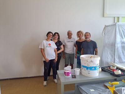 Vernici e pennello: docenti e dipendenti all’opera per ritinteggiare le mura della Secondaria «Rosselli»