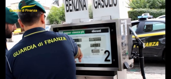 La corsa della benzina non si ferma