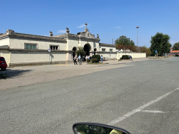 Ladri nei cimiteri a caccia di portafiori in rame