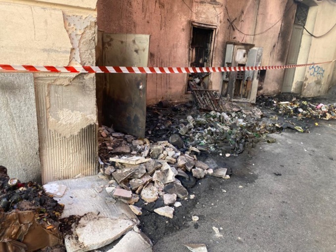 A fuoco la facciata del palazzo municipale di Ivrea | FOTO e VIDEO